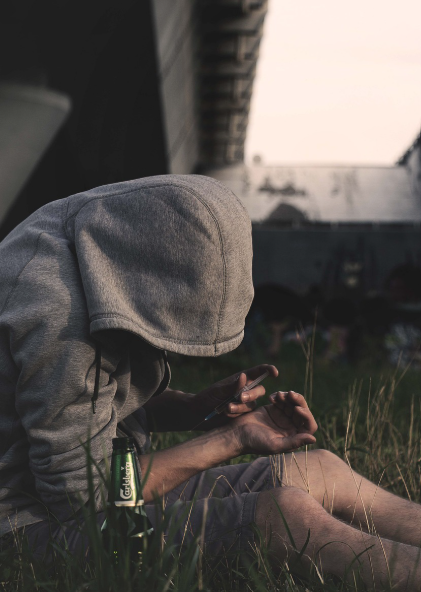 이중의 고통, 이중의 책임: 법·의료·사회적 지원으로 본 알코올·약물 중독