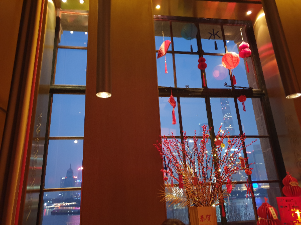 창 밖에 어둠이 깔리면서 건물들 조명이 눈에 들어온다.