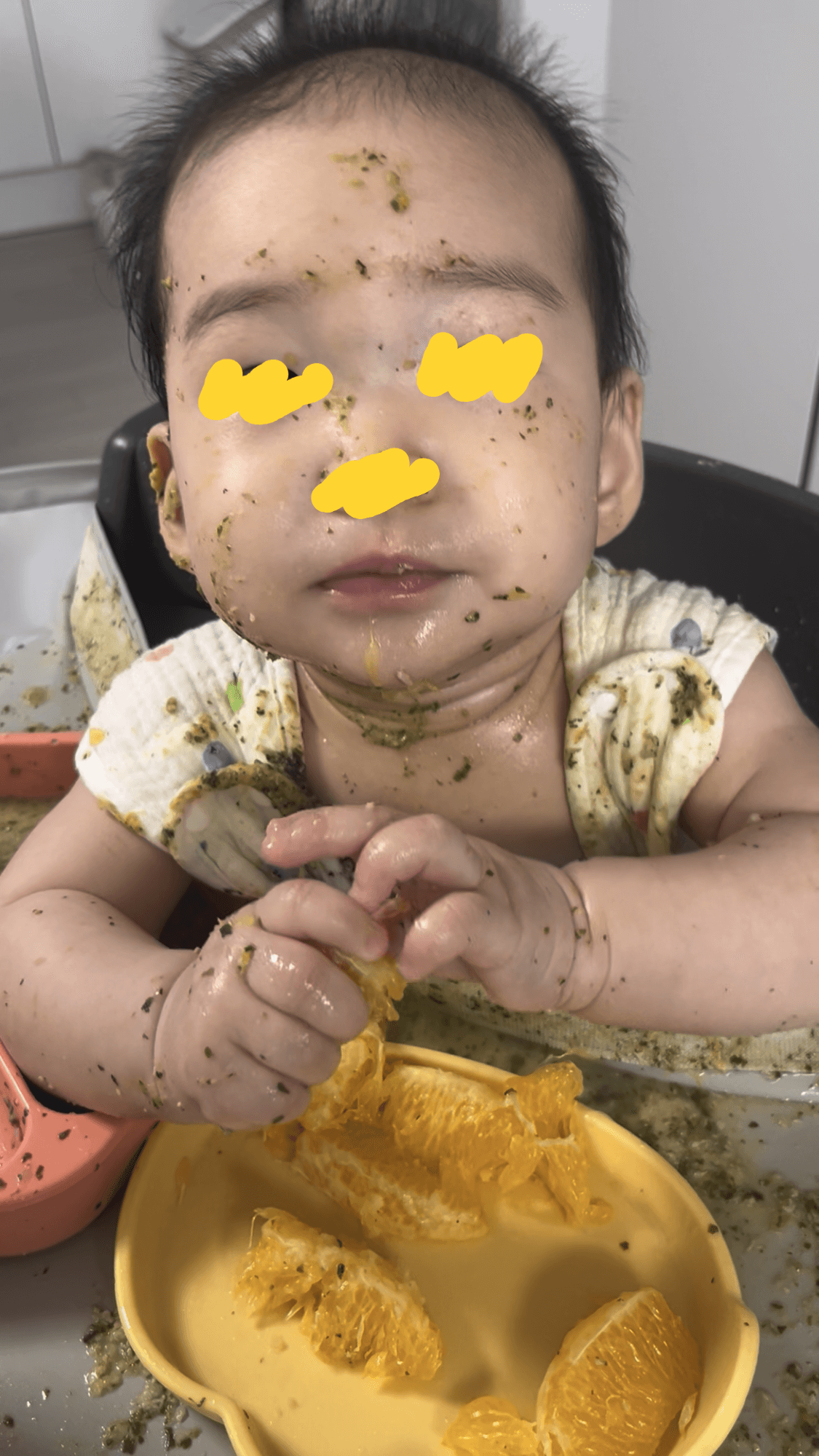 아이-주도-이유식-하는-아기-모습