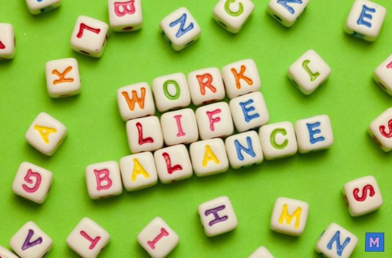 녹색 배경 위에 알파벳 블록으로 "WORK LIFE BALANCE"라고 배열된 모습, 주변에 다양한 색깔의 알파벳 블록들이 흩어져 있음 via canva