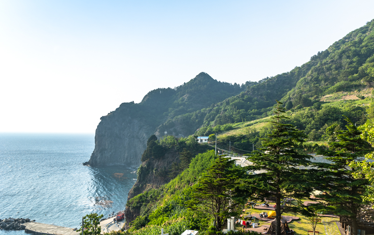 깍아지른 절벽 위에 조성된 학포야영장