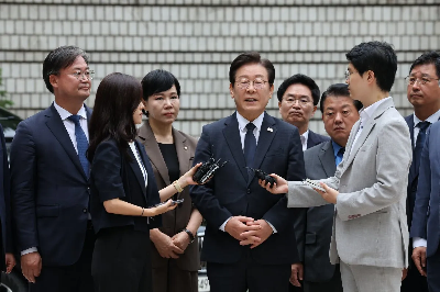 "이재명 1심 재판 출석 모습" - 이재명 더불어민주당 대표가 1심 공판에 출석하는 장면.