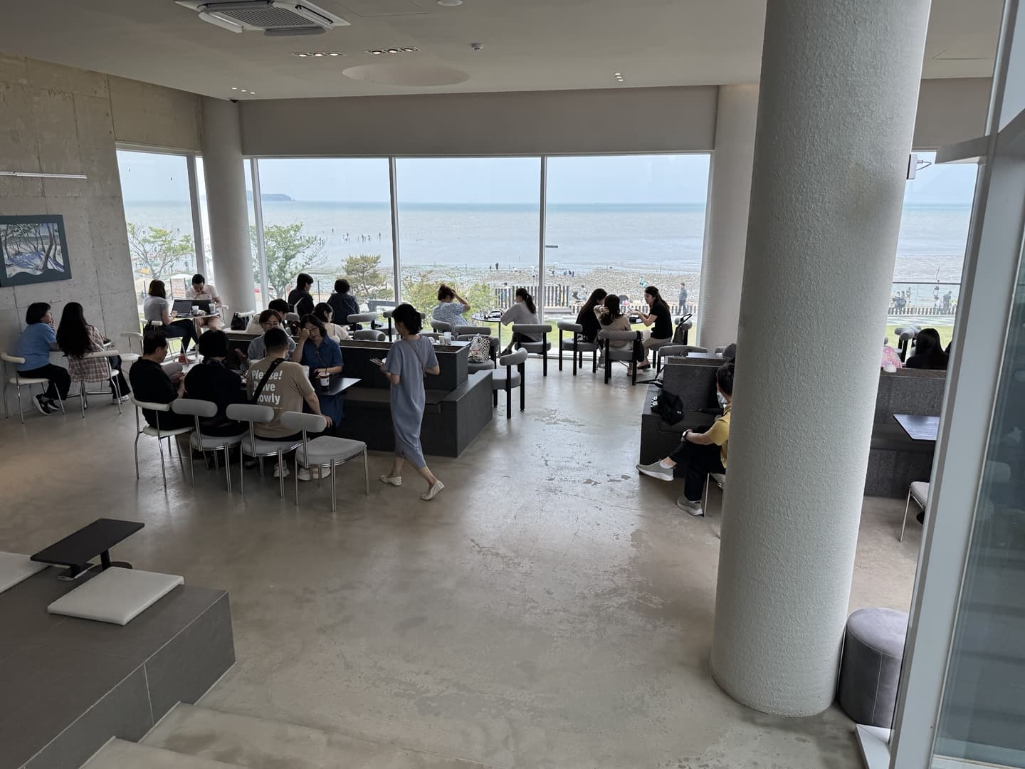 미음_2층_뷰_어느자리나_오션뷰_테이블부터_계단식자리까지_다양한_자리_보유