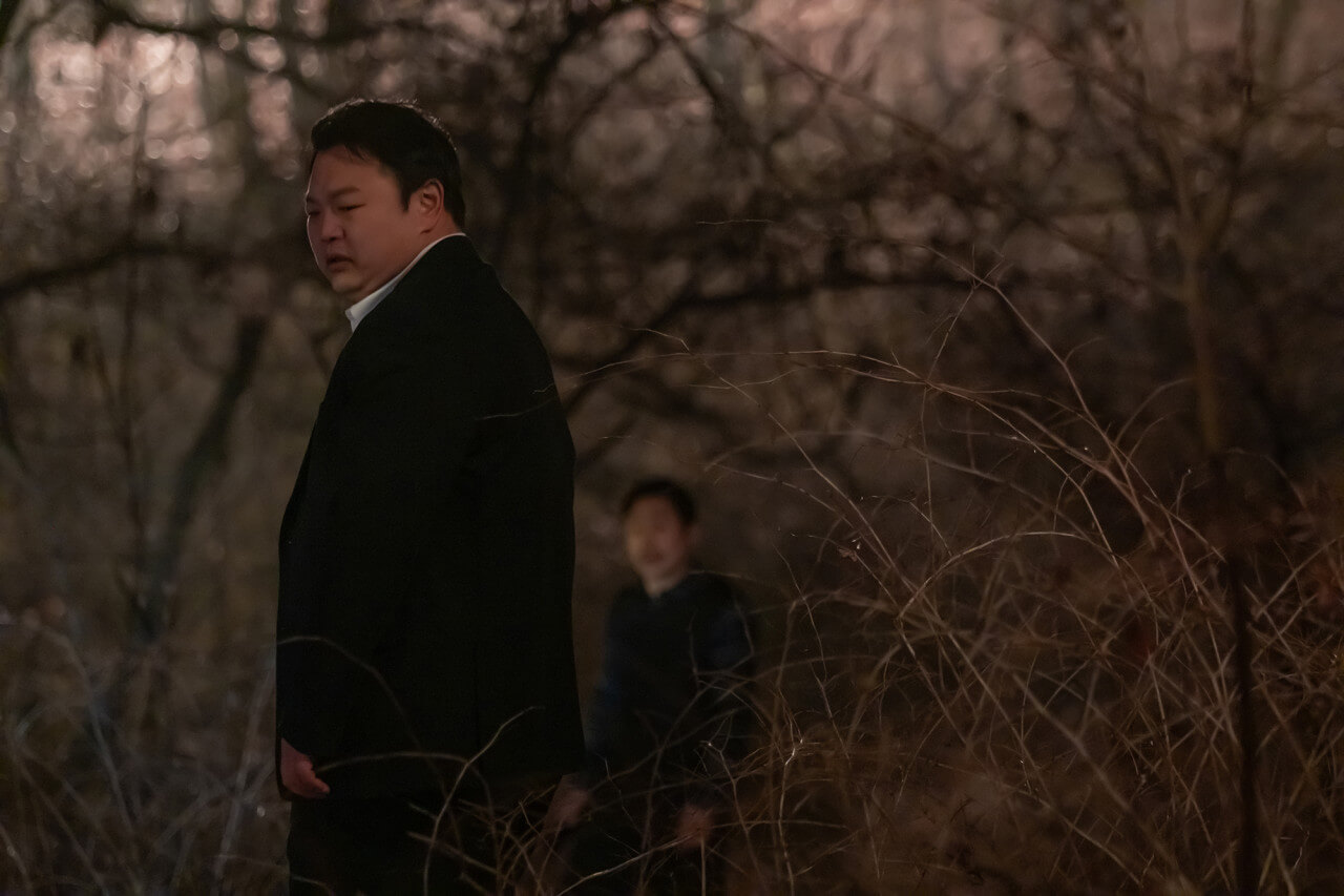 택시기사를 뒤로 한 채 걱정스런 얼굴을 하고 오해하고 있는 경래