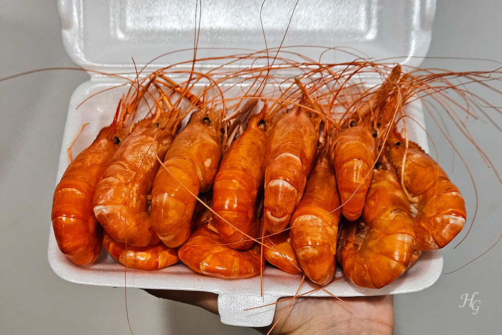 붉은 색 새우 구이 약 10마리
