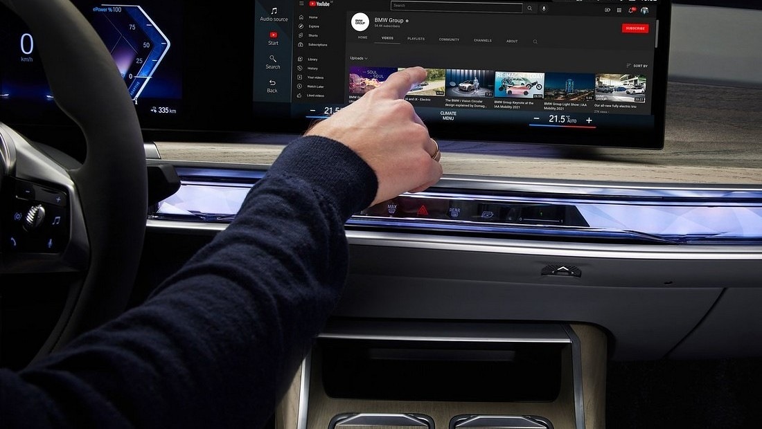 2024년형 BMW i7 xDrive60 실내 센터 디스플레이