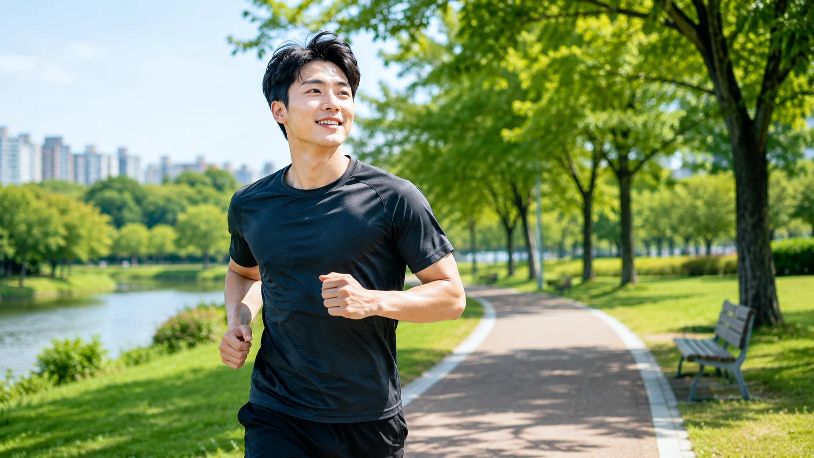 혈당 관리를 위해 공원에서 규칙적으로 걷기 운동을 실천하는 젊은 남성 모습