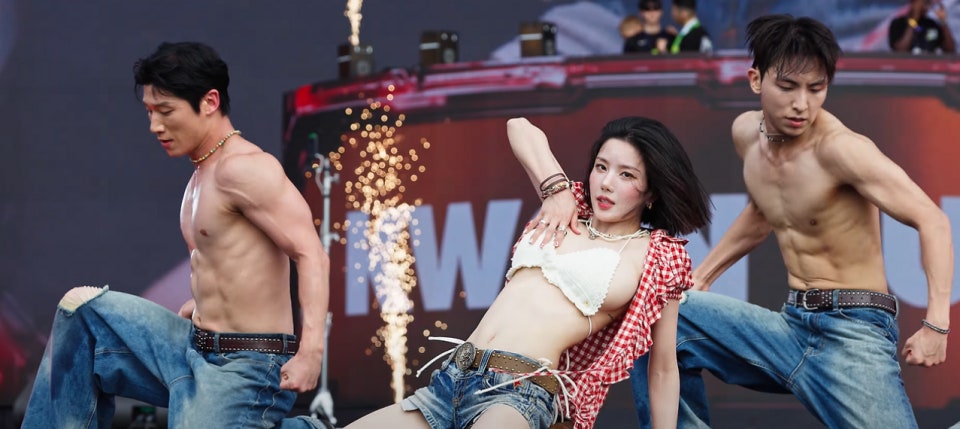 워터밤을 즐기는 사람들