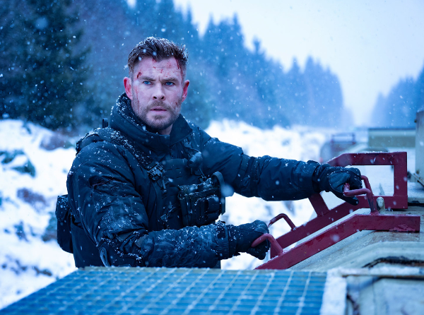 기차에-올라-타는-크리스-헴스워스