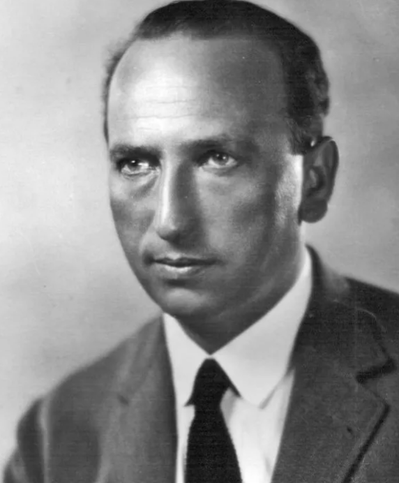 마이클커티즈 감독 정장입고있는사진