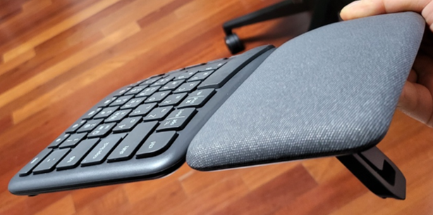 손목 쪽에 위치한 높이조절 레버