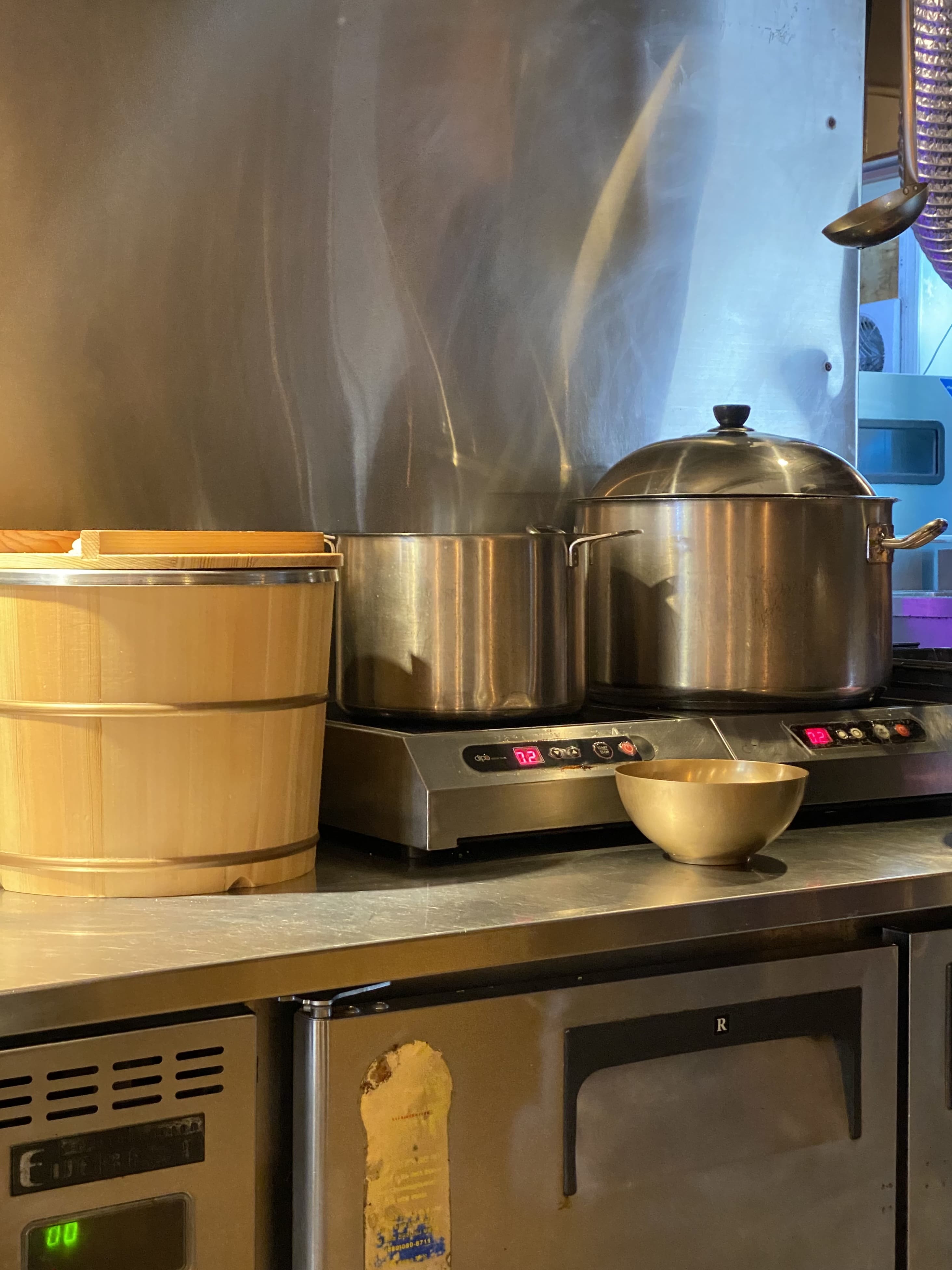 곰탕 냄비와 만두 찜기