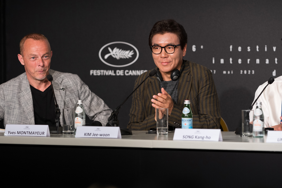 칸 국제영화제 인터뷰석상에서의 김지운 감독 이미지입니다