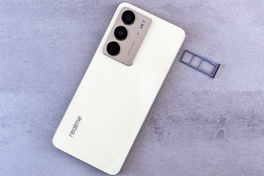 듀얼 SIM 슬롯이 분리된 화이트 스마트폰 뒷면 모습