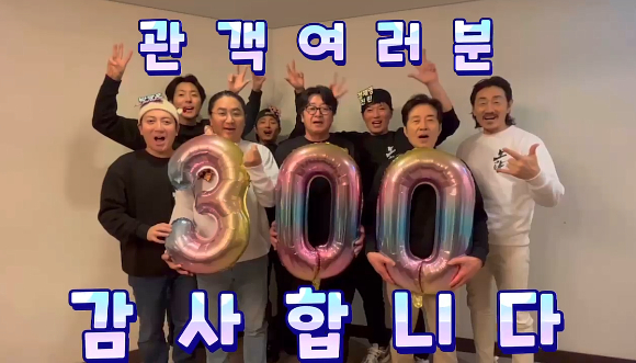 김한민 감독과 김윤석&#44; 백윤식&#44; 정재영&#44; 허준호&#44; 김성규&#44; 이무생&#44; 박명훈이 &#39;노량: 죽음의 바다&#39; 300만 돌파를 축하하고 있다. [사진=㈜에이스메이커무비웍스/롯데엔터테인먼트]