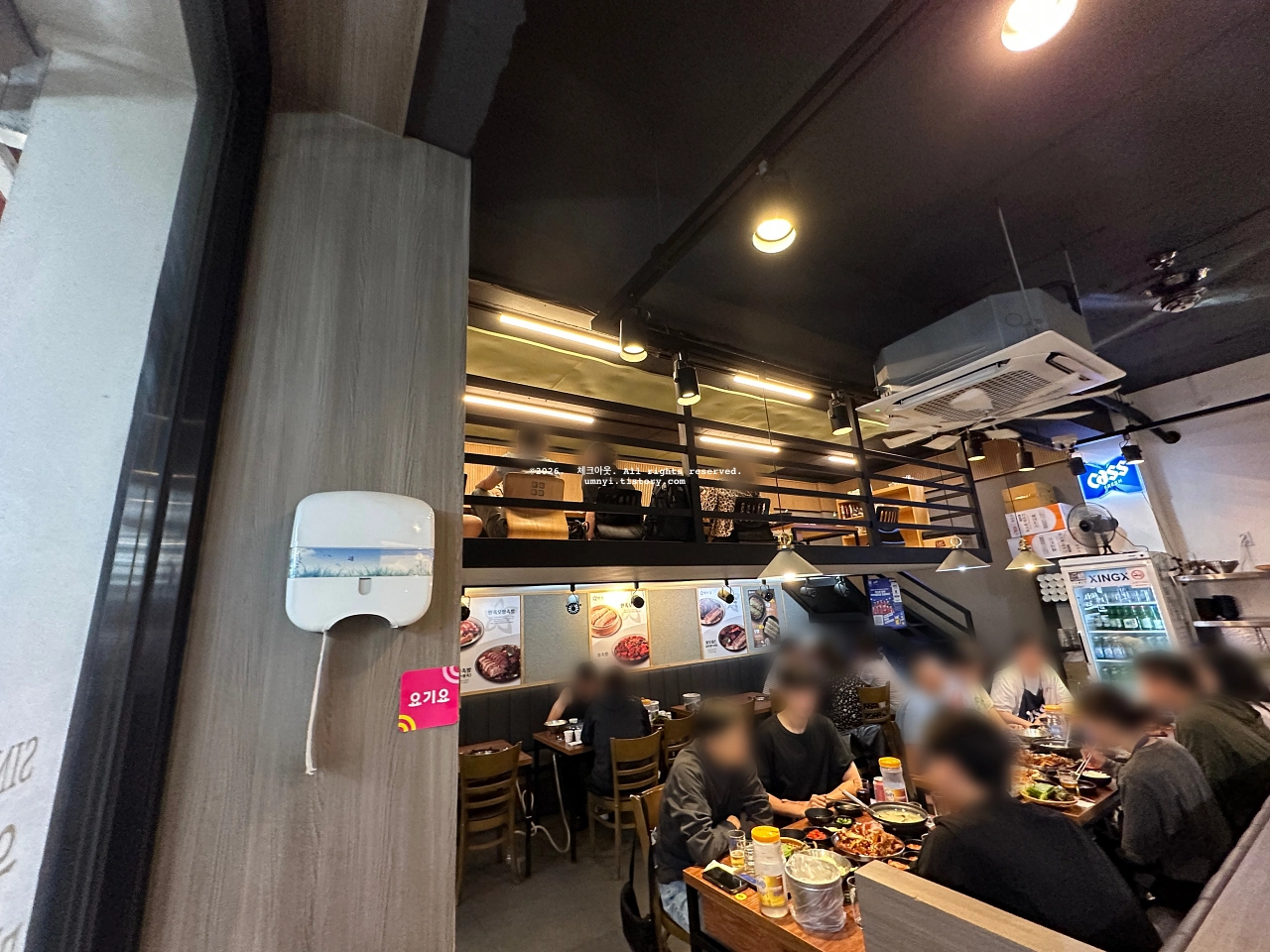 만족오향족발 사당역점의 매장 내부 1층에서 복층 좌식 테이블 공간을 촬영한 사진