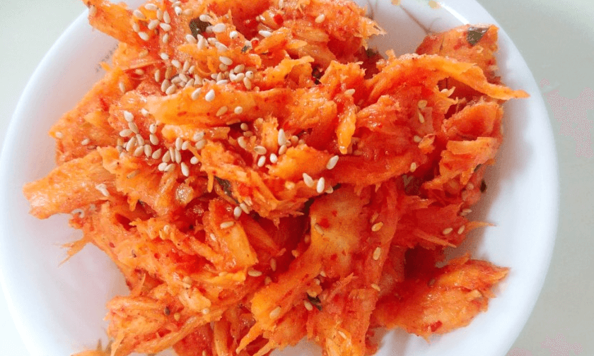 2월 제철 음식 더덕 무침이 맛있게 놓여 있다