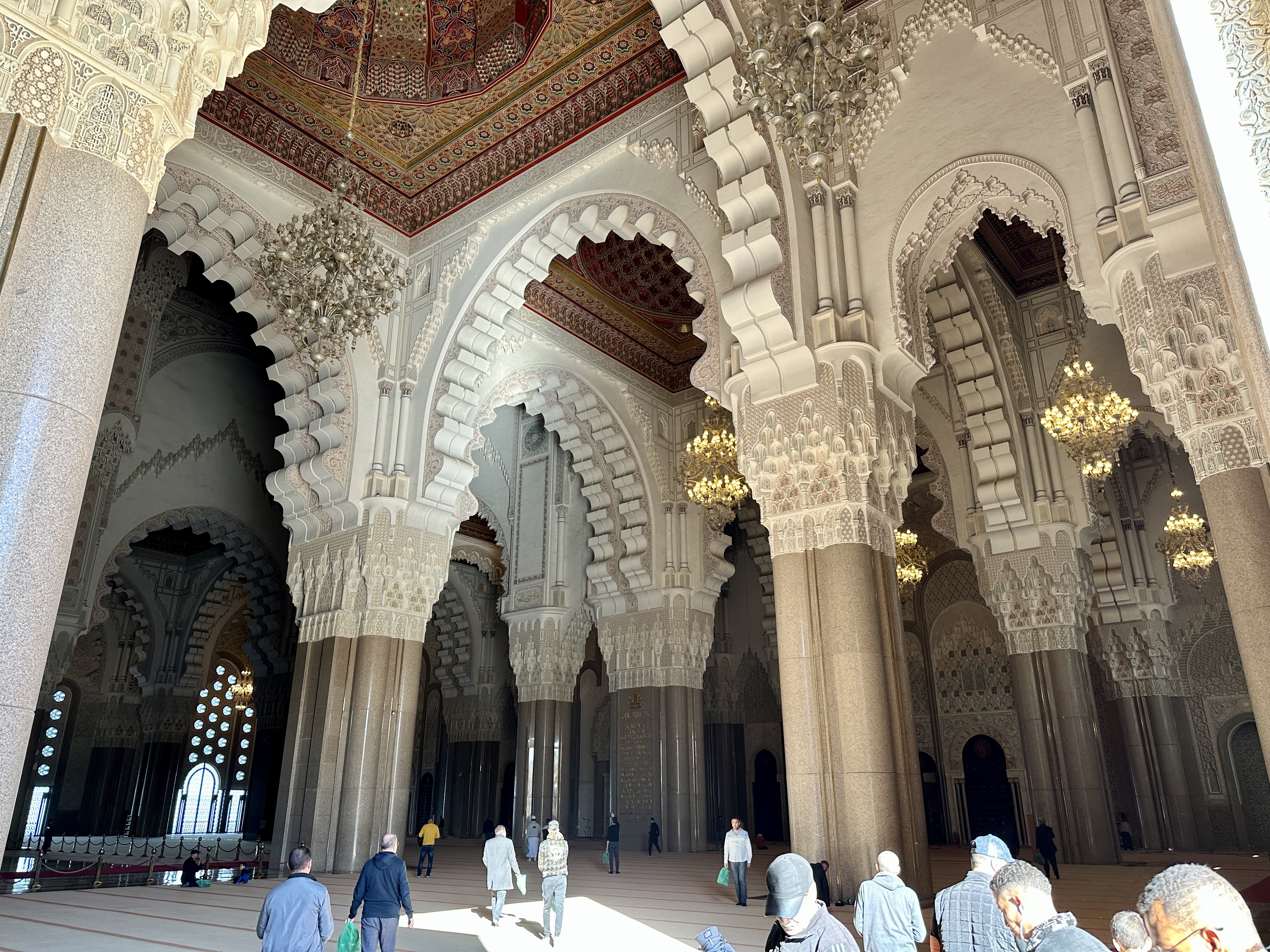 하산 2세 모스크 내부