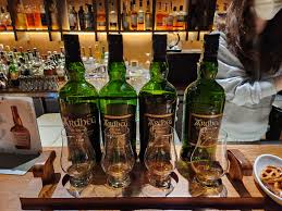 위스키 네병과 각각 유리잔