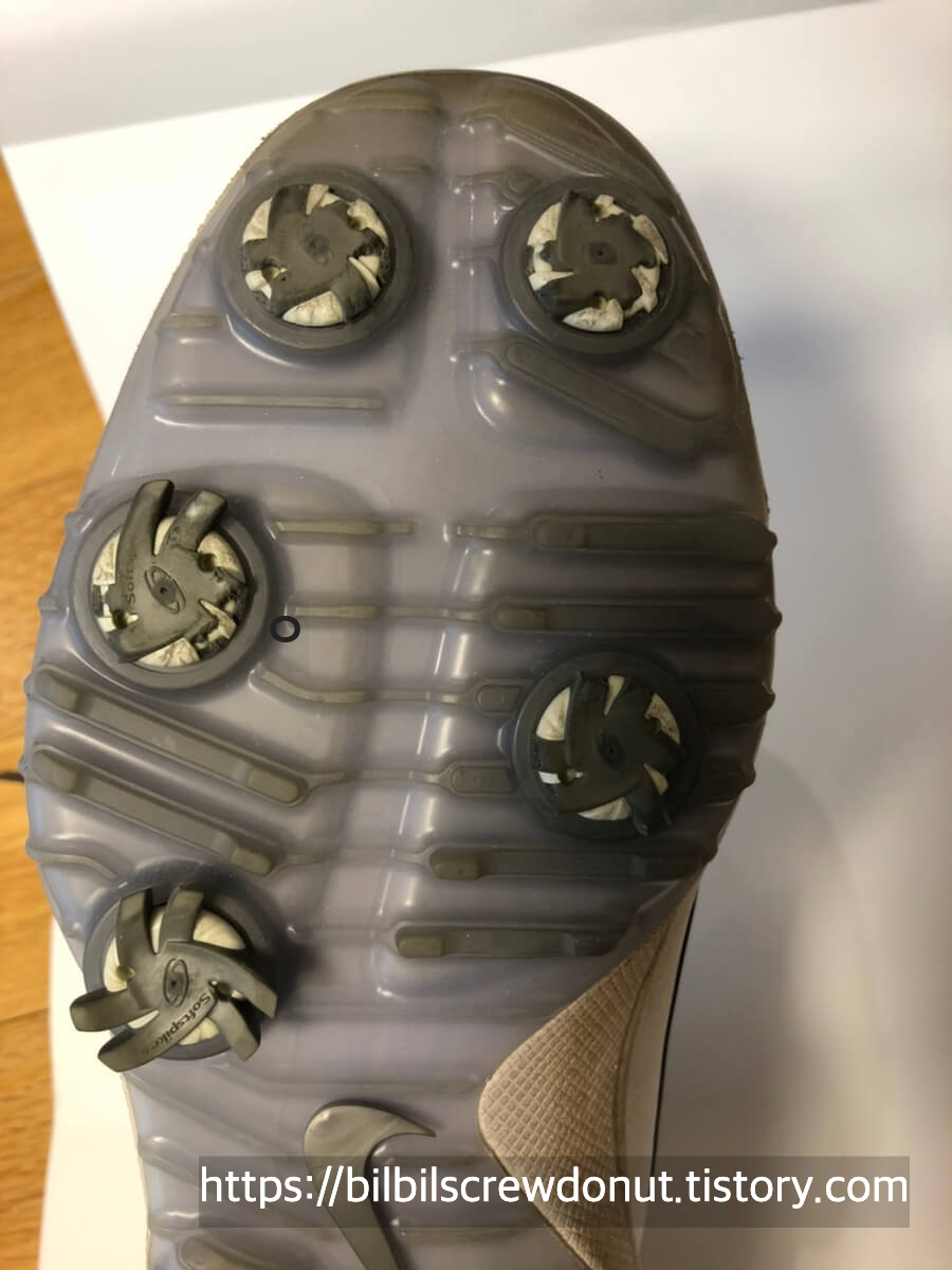 많이 닳아버린 나이키 골프화 밑창