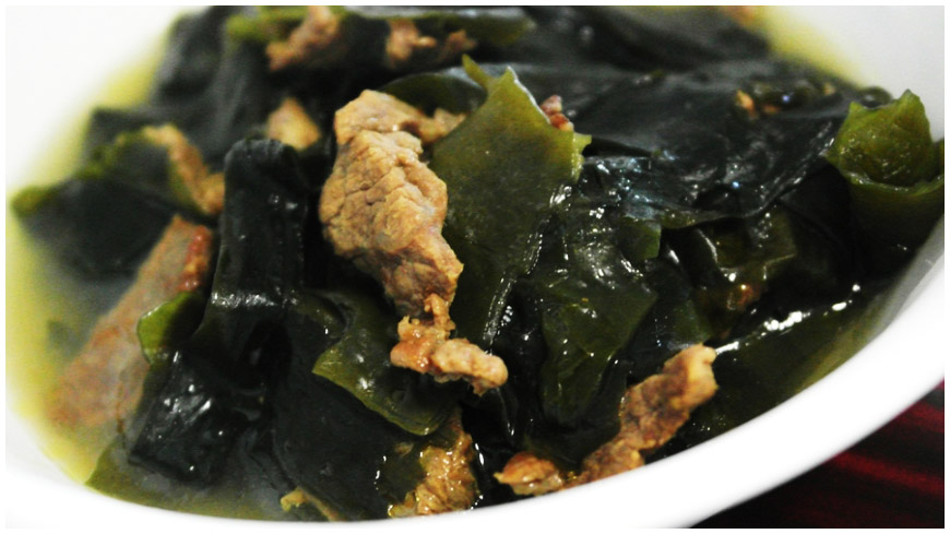 집밥백선생에서 공개된 소고기 미역국 끓이는 방법의 과정이 담기 이미지