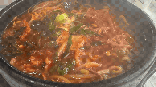 뚝배기 안에서 펄펄 끓고 있는 양평 해장국. 콩나물과 고기, 국물이 어우러져 시원하면서도 칼칼한 향이 전해지는 듯하다.