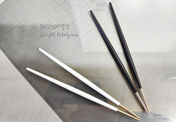 다이소 티타늄 골드 고급 젓가락 블랙과 화이트 개봉 후 모습