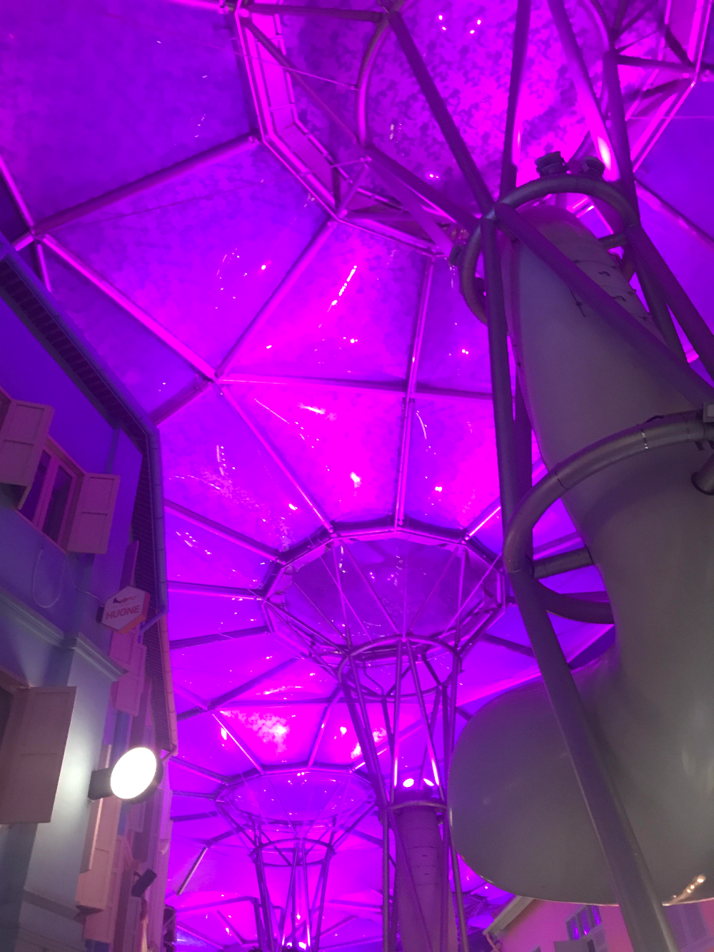 싱가포르 상업시설 지붕 네온사인