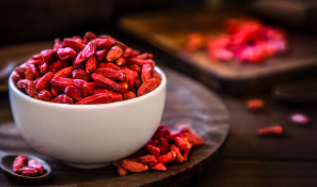 그릇에 가득 담겨있는 말린 구기자