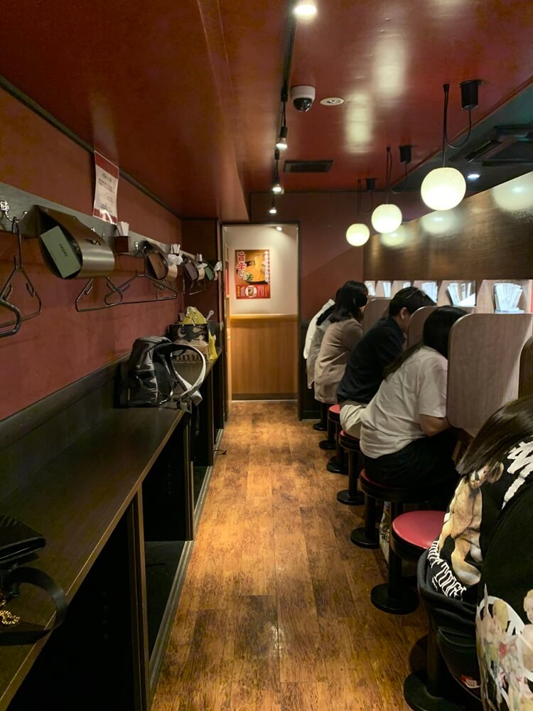 오른편 음식을 먹을 수 있는 공간 및 옷과 짐을 놓는 곳