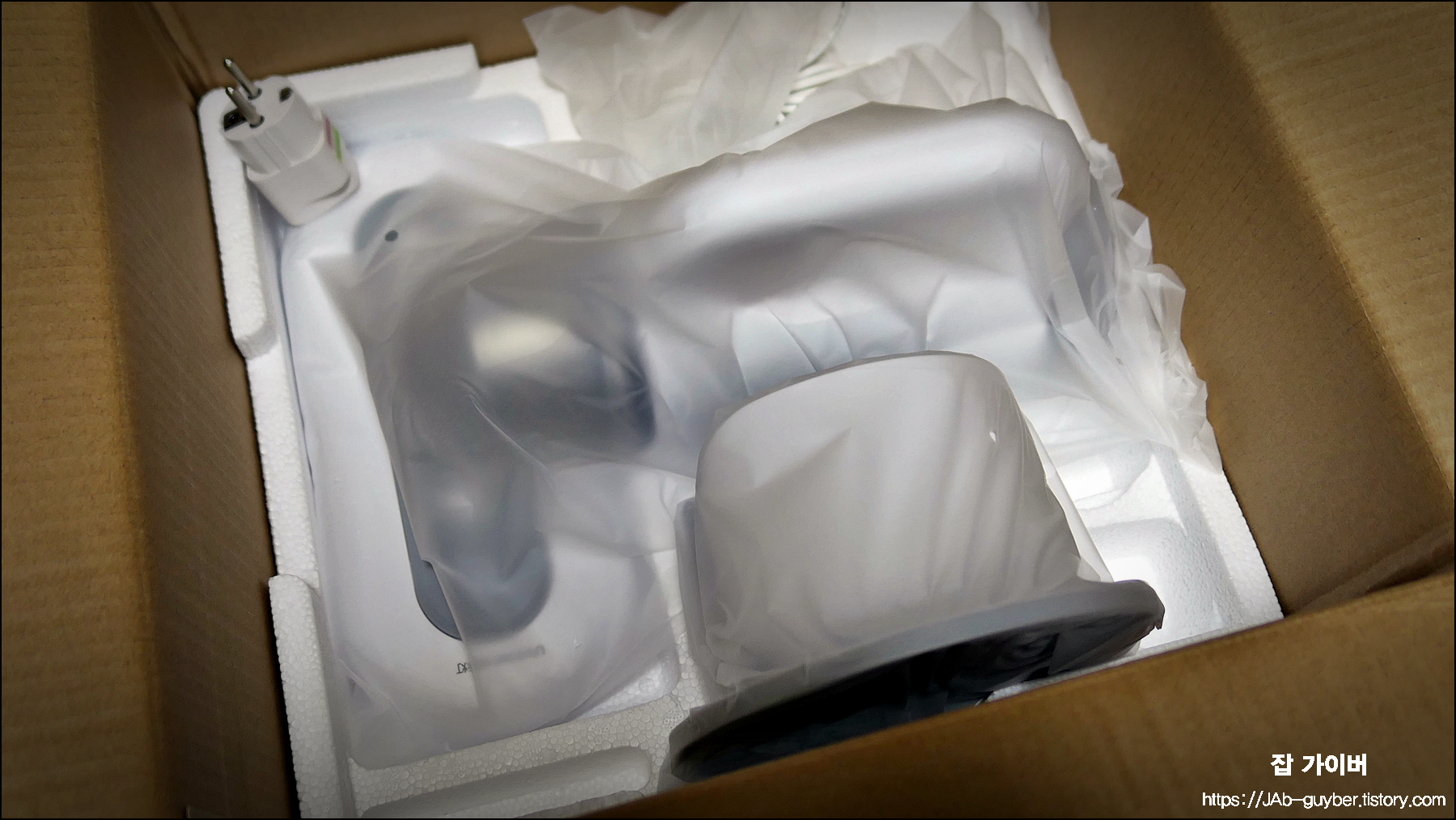 샤오미 무선 침구청소기 내부 포장과 동봉된 돼지코 어댑터