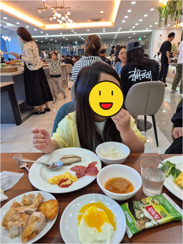 맛있게 먹는 딸