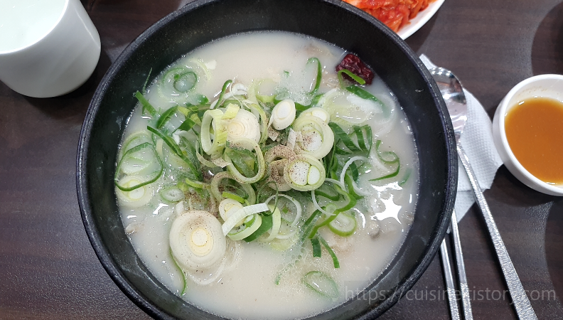 서초구 사당 방배 설농탕 도가니탕 맛집 &#39;한양 설농탕&#39;&#44; 도가니탕 위에 다진파를 가득올리고 후추를 뿌린 모습