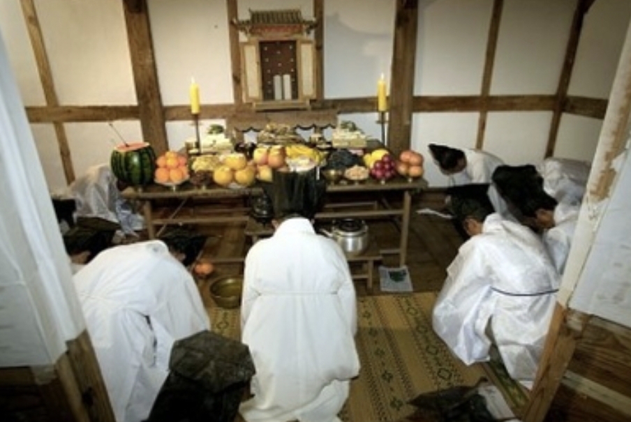 제사를 지내면서 절을 올리고 있다