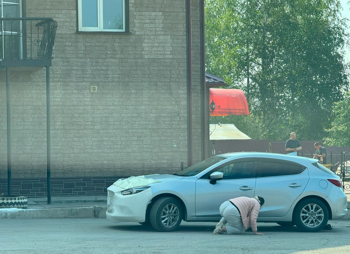 러시아 사람들이 차량을 점검하는 모습