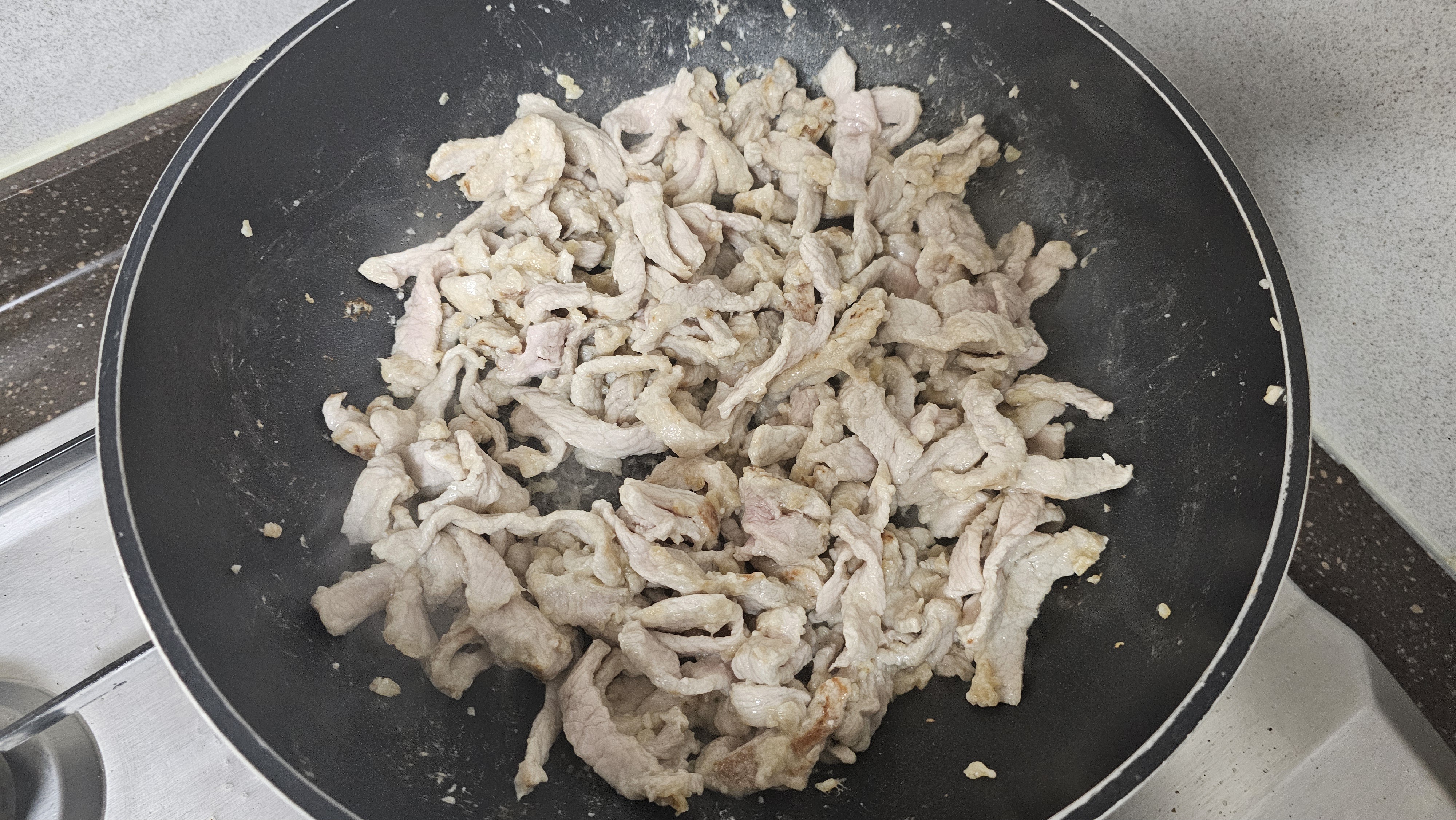 타지않도록 중약불로 잘 볶아요