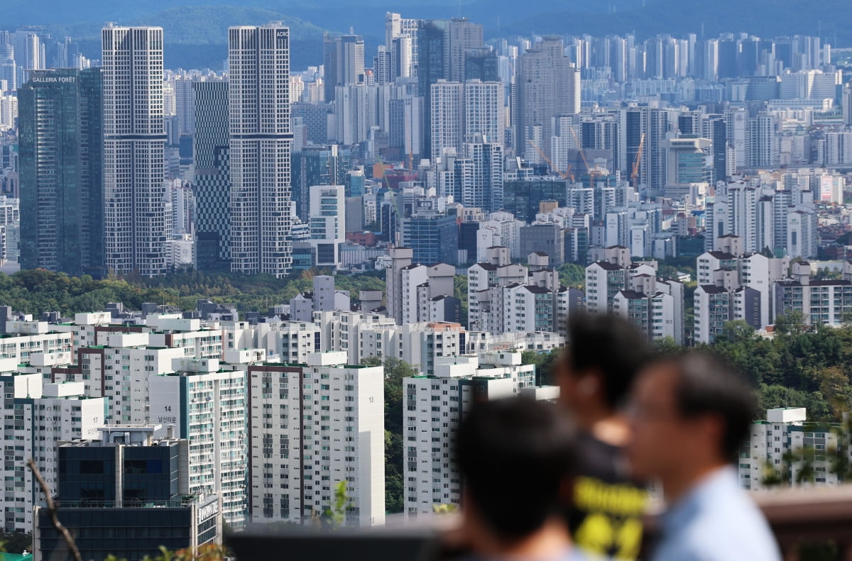 서울 남산에서 바라본 아파트 단지 모습.