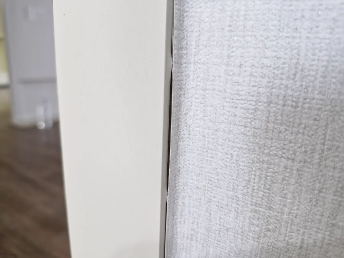 도배와-문틀사이-벌어진-틈