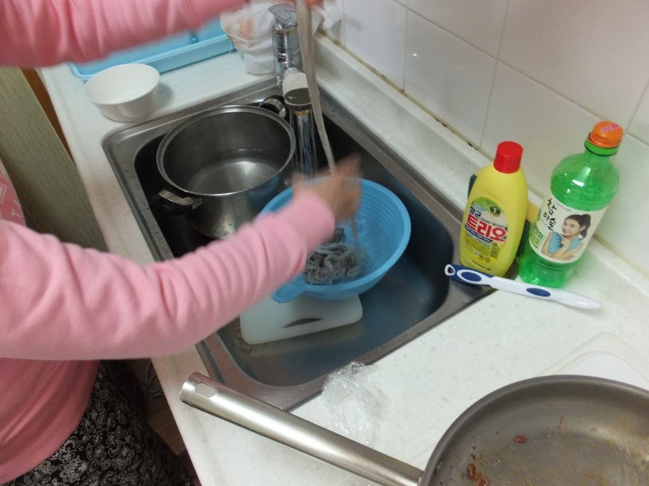 싱크대에서 낙지 손질하는 모습