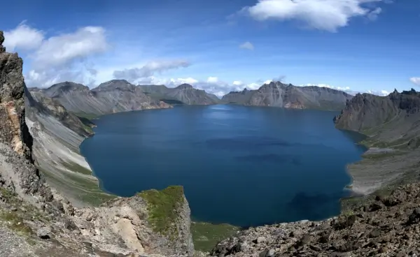 백두산-남파-코스-정상에서-내려다-본-하늘을-찌르는-봉우리와-깊고-푸른-천지