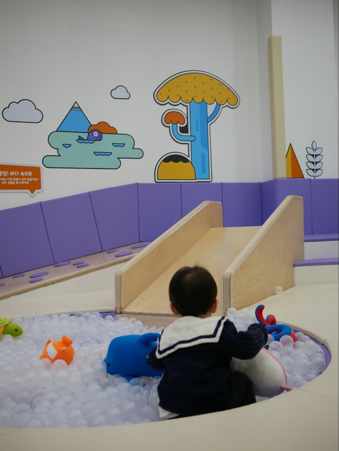볼풀에서 노는 아기