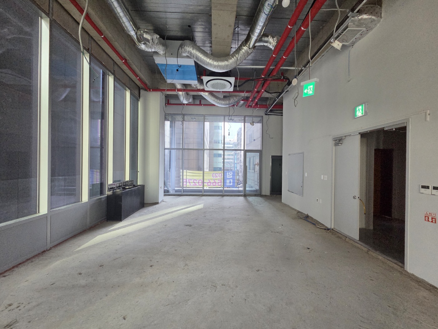 원상복구되어 있는 사무실 내부 이미지