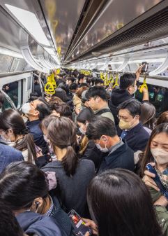 지하철내부사람들