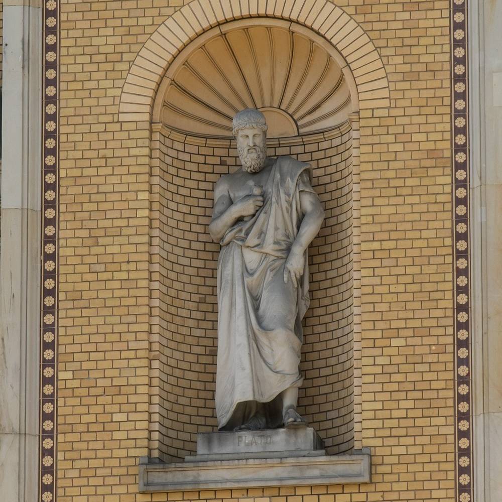 고대 그리스 철학자 플라톤의 전신조각상으로 한손에는 종이를 말아쥐고 나머지 한손은 허리에 올리고 있다