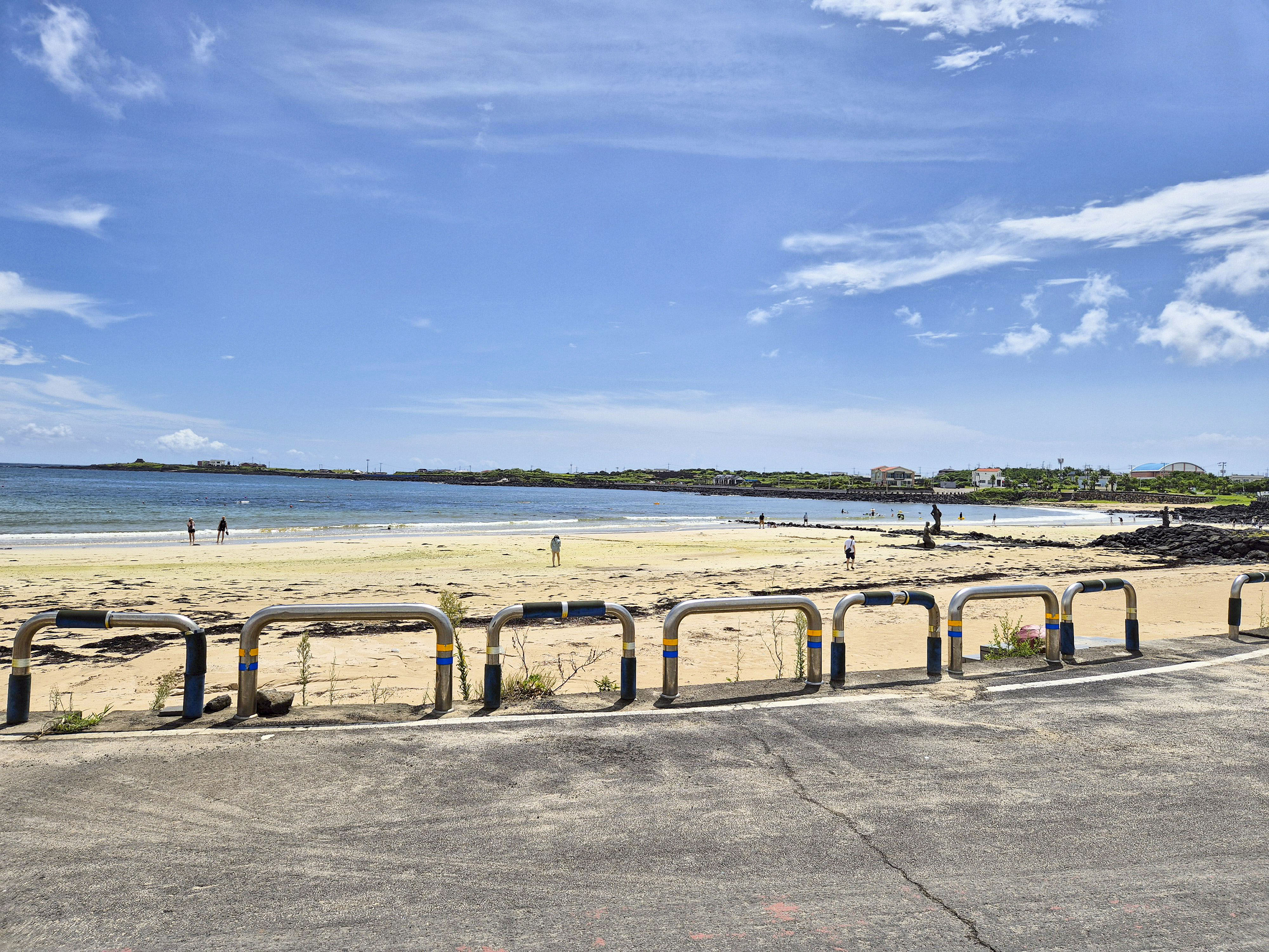전기자전거 타고 도착한 해수욕장
