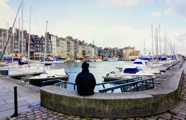 옹플뢰르 건물을 바라보고 앉은 뒷모습