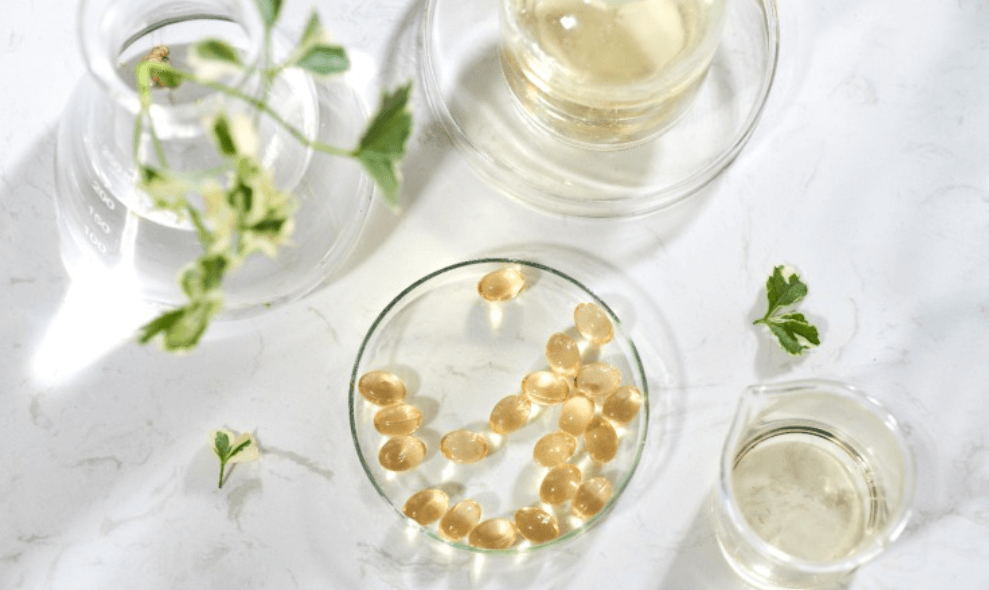 오메가3 캡슐이 유리 접시 위에 놓여 있는 모습