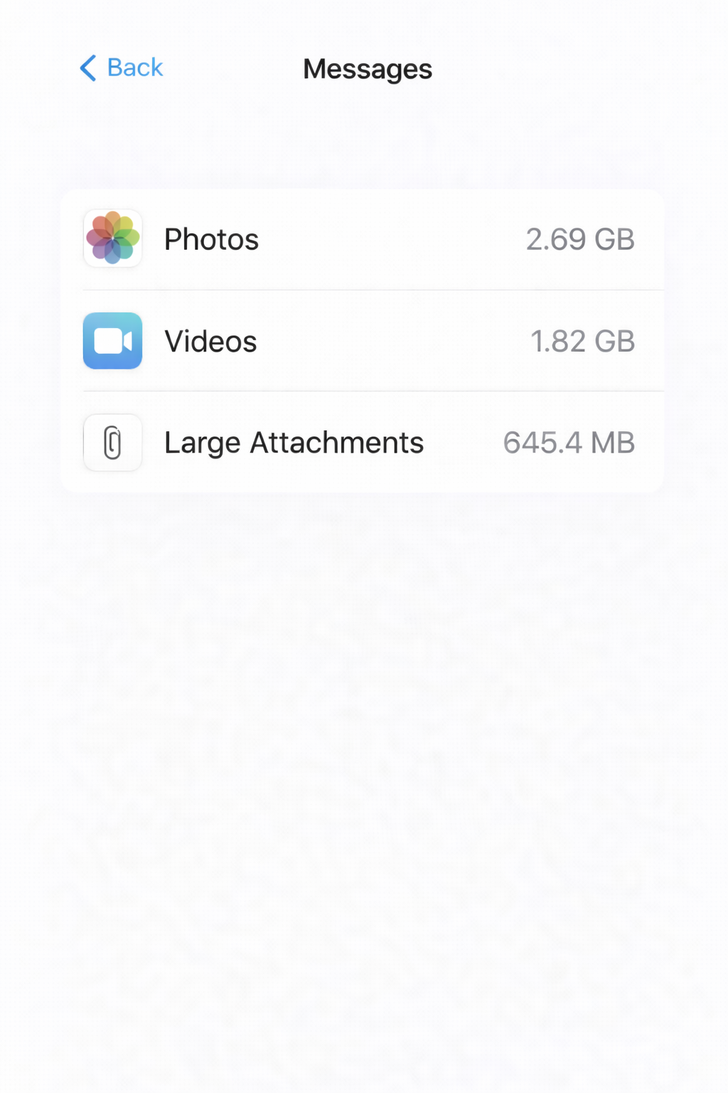 아이폰 설정의 메시지 저장공간 상세 화면에서 사진, 비디오, 대용량 첨부파일 용량이 각각 표시된 모습