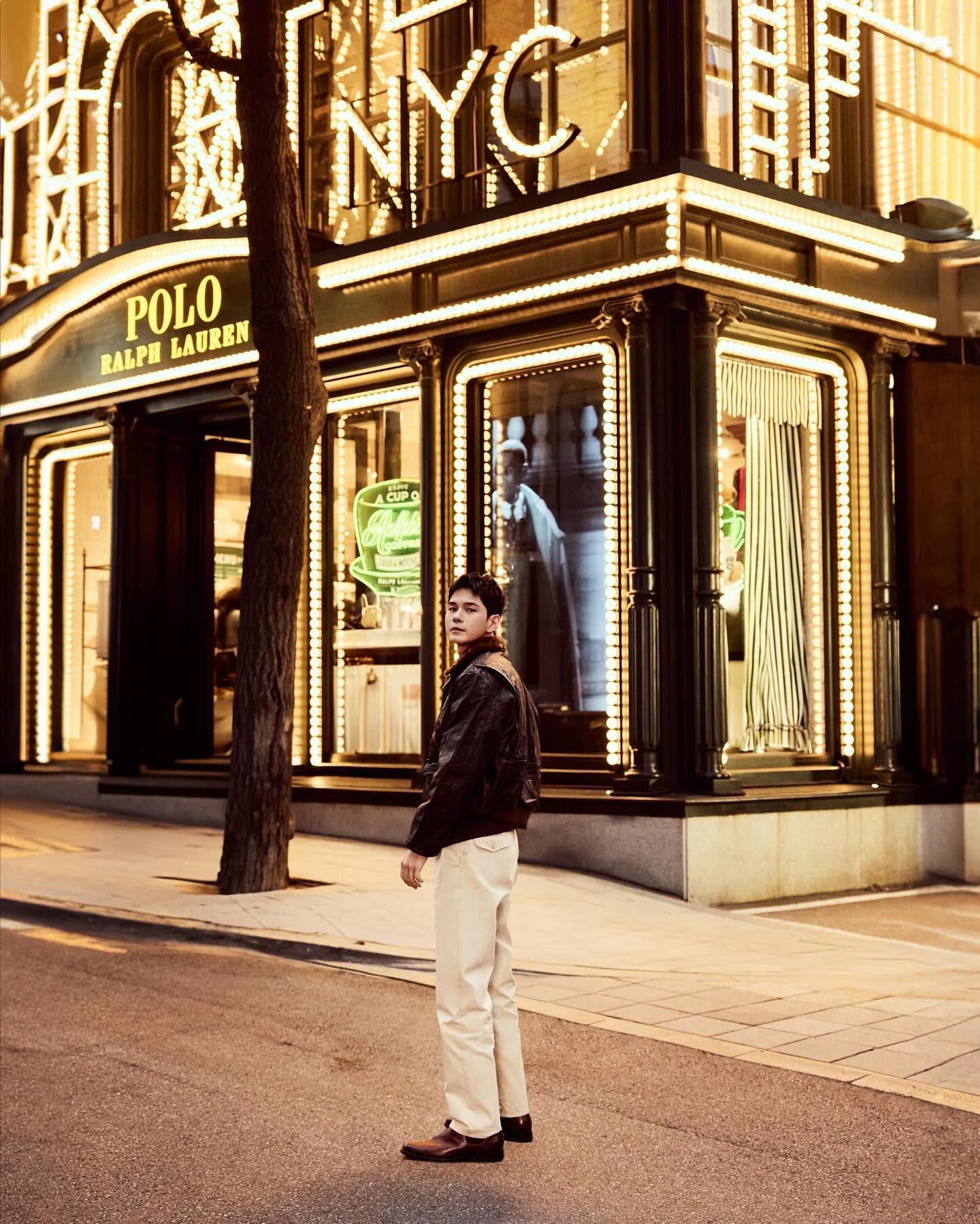 가로수길 폴로 앞에서 가죽자켓과, 아이보리 슬랙스, 부츠를 신고 뒤를 돌아보는 포즈를 취한 워너원 옹성우의 사진