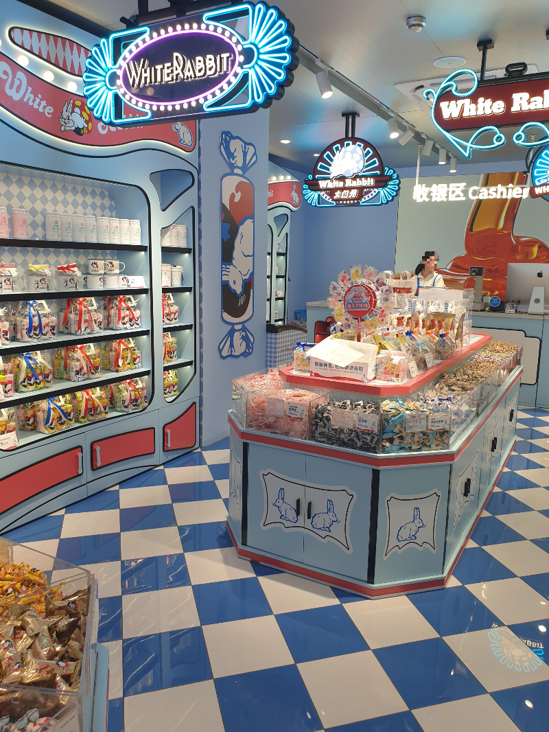 하늘색과 붉은색 그리고 흰색 인테리어로 동화 같은 대백토 내부